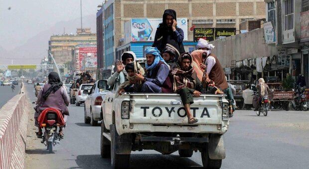Afghanistan: dai fucili ai post su Twitter la sfida social dei talebani