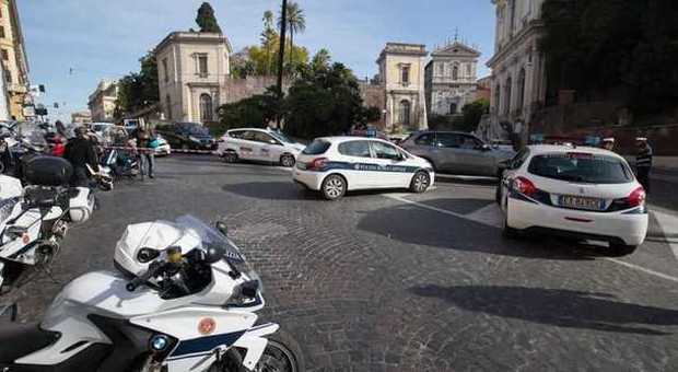 Roma, macchia d'olio in mezzo alla strada: trappola in via IV Novembre