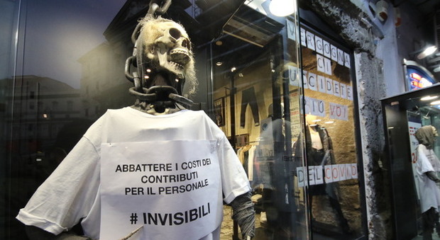 Napoli, scheletri impiccati nella vetrina di un negozio: «Ci state uccidendo più del Covid»