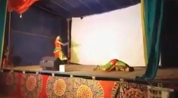 India, ballerino si accascia e muore sul palco: il pubblico pensa faccia parte dello spettacolo