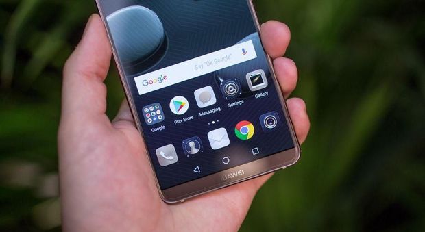 Allarme degli 007 Usa: "Non comprate smartphone cinesi Huawei, vi spiano"