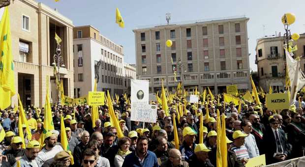 La protesta in piazza Sant'Oronzo a Lecce (foto Ivan Tortorella)