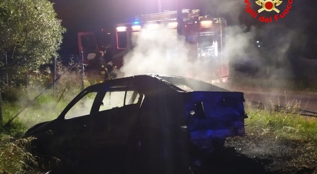 Incendio distrugge auto a Terracina, cause del rogo da chiarire