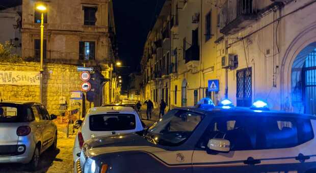 Napoli, tampona un'auto poi insulta l'autista ma è un poliziotto: preso con la droga