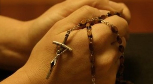 Troppo occupata a recitare il rosario. Vede il ladro ma lo lascia rubare
