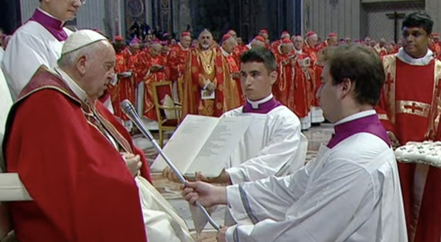 Papa Francesco rinuncia agli esercizi spirituali con la curia: «Ognuno si organizzi personalmente». Sconcerto in Vaticano