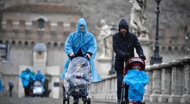 Le coppie con figli «saranno 1 su 4, crescono gli italiani in fuga all'estero»: l'ultimo rapporto del Censis