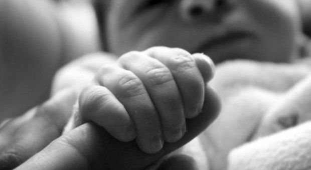 Donna di 30 anni partorisce dopo che le hanno trapiantato l'utero della madre -La storia