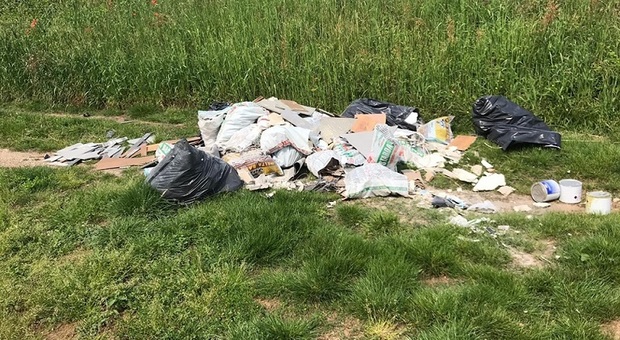 Scoperti e multati furbetti dell’abbandono selvaggio di rifiuti. Appello del sindaco