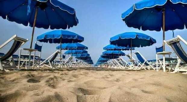 Estate 2021, in Puglia ombrelloni e sdraio in spiaggia dal 15 maggio