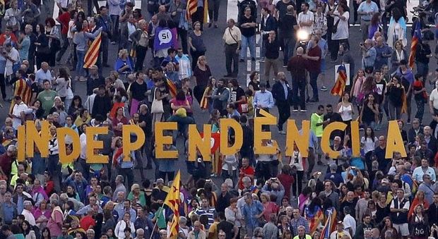 Catalogna, scuole occupate dai cittadini per impedire il sequestro dei seggi per il referendum sull'indipendenza