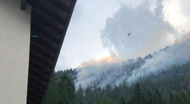 Un boato poi le fiamme nel bosco, brucia la montagna sopra Cortina