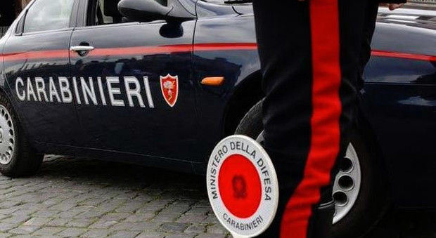 Roma, con lo scooter rubato scappa all'alt dei carabinieri ma schianta contro la polizia