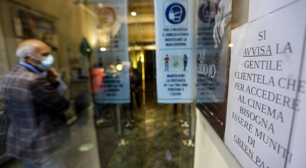 Covid in Campania, oggi 129 positivi e un morto: l'indice di contagio risale al 2,32%