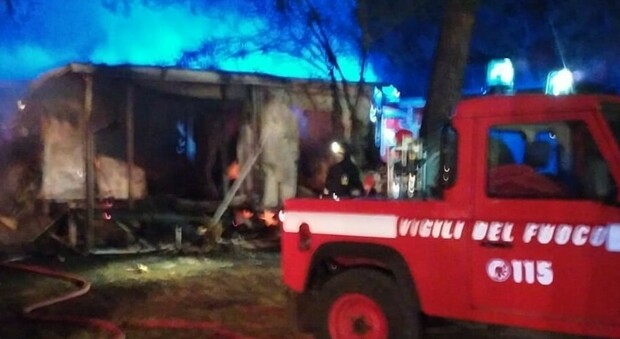 Prati di Stroncone, incendio al campeggio: distrutte una decina di casette e due camper