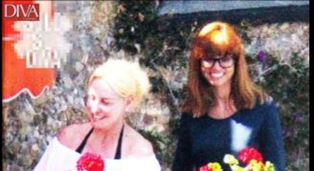 Antonella Clerici "adotta" la famiglia Frizzi, vacanze a Portofino con Carlotta Mantovan e la piccola Stella