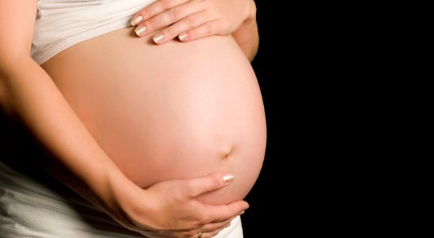 Per il medico è incinta, 28enne scopre di avere una cisti ovarica di 26 chili