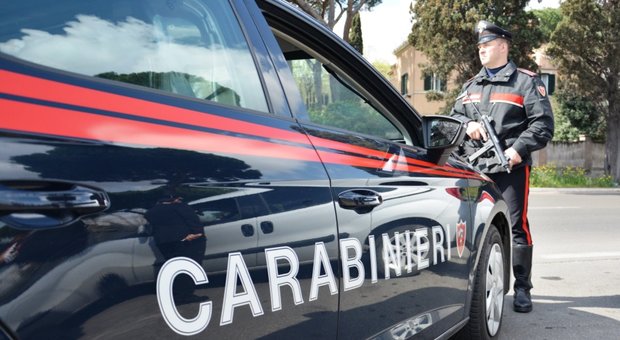 In sella allo scooter rubato scappa all'alt dei carabinieri si schianta contro la polizia