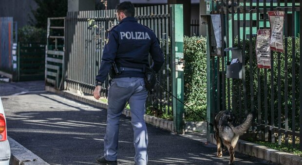 Roma, agguato in strada tra i bimbi che vanno a scuola: 4 colpi di pistola contro un pregiudicato. Indaga la polizia