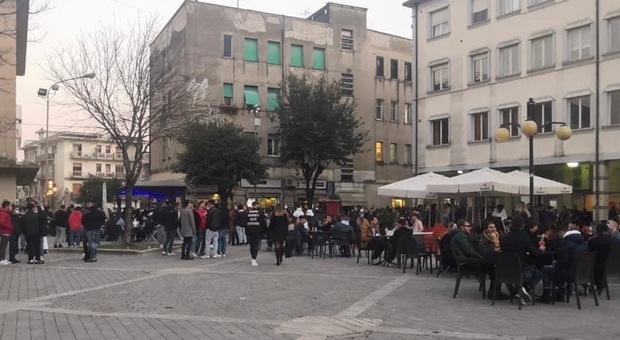 Assembramenti in piazza Labriola a Cassino