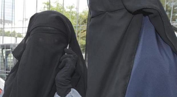 Isis, una ragazza denuncia su un forum la vita sotto il Califfato: «Io redarguita per aver mostrato gli occhi»