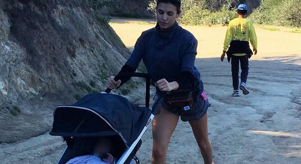 Elisabetta Canalis, jogging con Skyler Eva nel passeggino