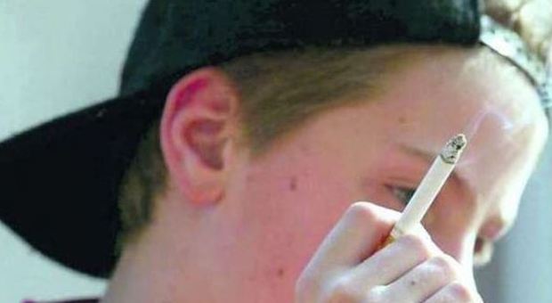 Fumo, a scuola sarà divieto totale: sigarette proibite anche nei cortili