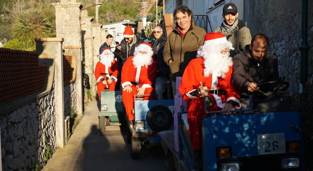 Babbo Natale a Capri porta doni agli anziani del quartiere di Tiberio