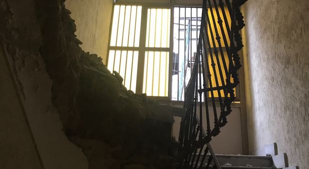 Napoli, crollano le scale nel vecchio palazzo al Vasto: «Noi, prigionieri in casa»