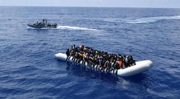 Migranti, dalla Tunisia all'Italia su gommoni veloci: 13 fermi. «Rischio terroristi a bordo»