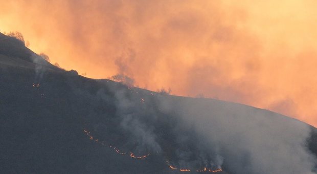 Incendi dolosi sul Monte Summano: nuovi roghi in serata sul Novegno