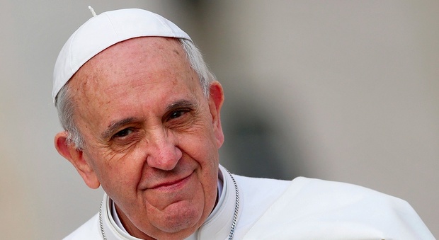 Papa Francesco laverà i piedi ai profughi per la messa "In coena Domini"