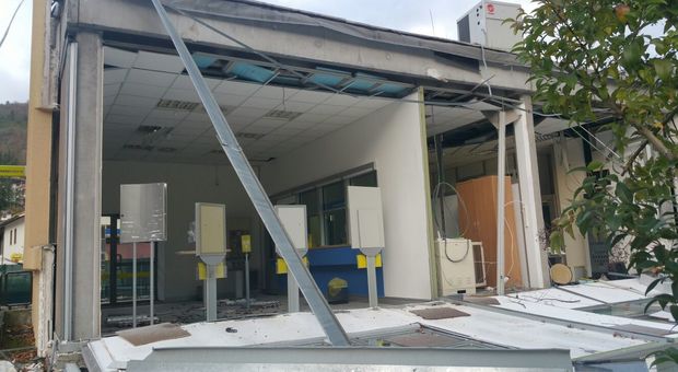 Terremoto, a Visso crolla la facciata delle Poste: l'ufficio si sposta in un pullmino