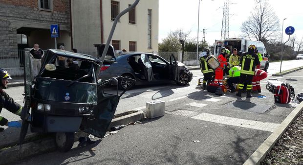 L'incidente frontale a Dignano tra Ape Piaggio e Bmw 525