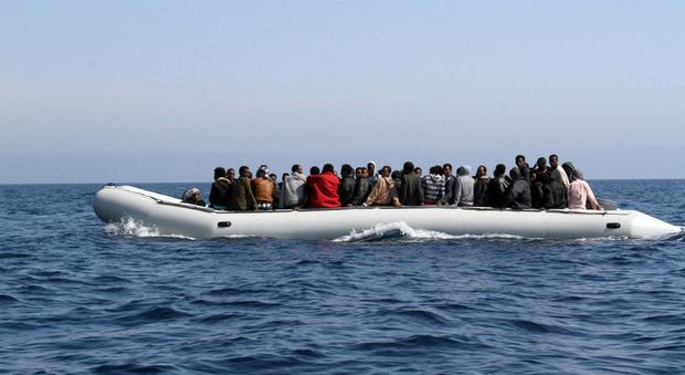 Migranti, dalla Tunisia su gommoni veloci: «Sfuggono ai controlli, rischio terroristi a bordo»