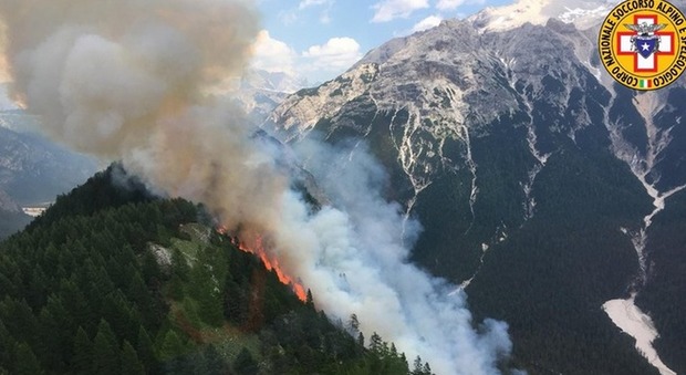 Incendio a Cortina, esplosi due reperti bellici. L'allarme: «Potrebbero scoppiarne altri»