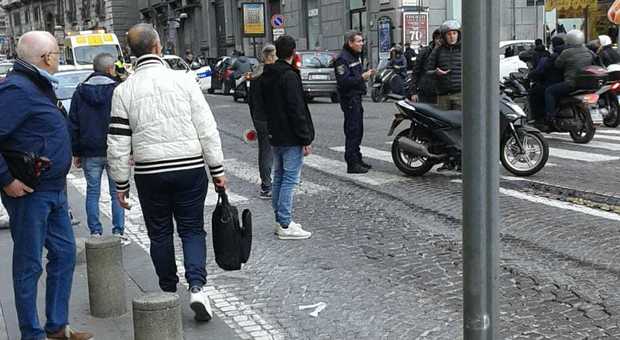 Napoli, bus perde olio in via Pessina: raffica di cadute dagli scooter