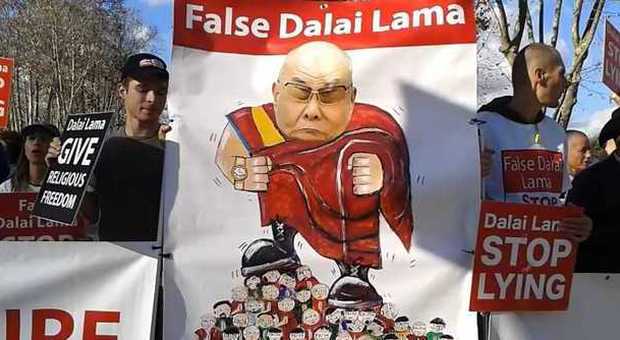 In piazza a Roma i buddisti che combattono il Dalai Lama