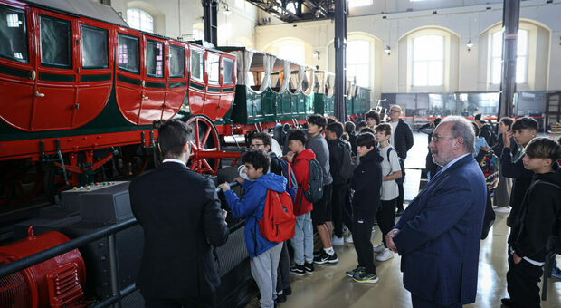 Settanta studenti delle scuole medie al Museo ferroviario