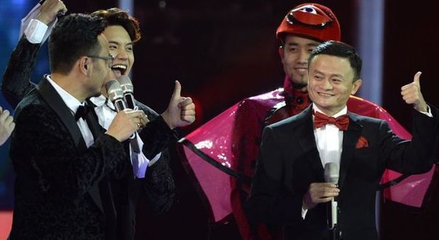 Jack Ma (a destra con il papillon rosso), fondatore di Alibaba, in un programma tv dedicato alla Festa del single