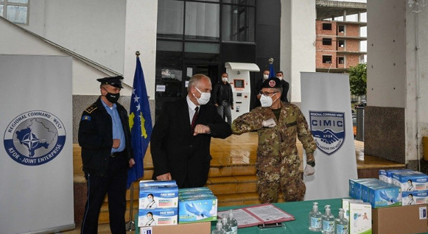 Gli artiglieri di Sabaudia consegnano dispositivi di protezione individuale anticovid in Kosovo