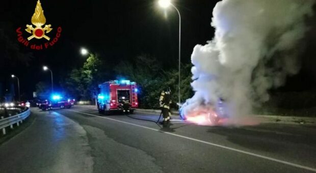 Auto in fiamme, intervengono i vigili del fuoco