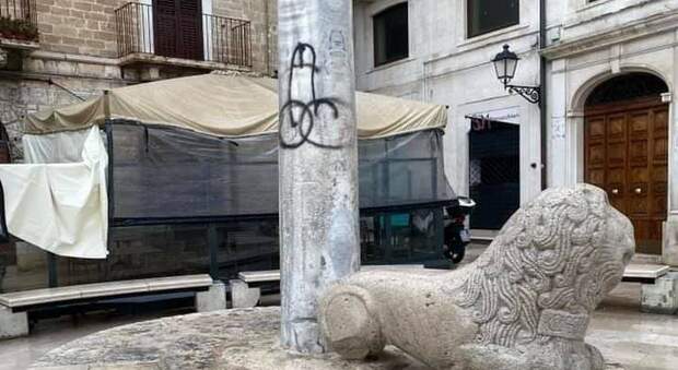 Bari, vandali in azione sulla "Colonna infame". Decaro: «Eserciti il suo talento di artista nel bagno di casa sua»