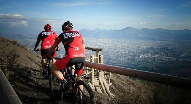 Vesuvio Mountain Bike Race pedalale contro il grande incendio