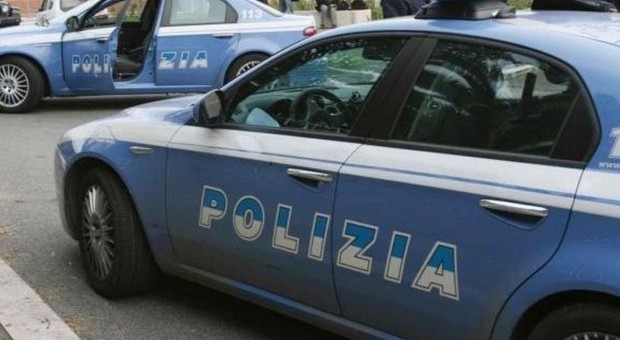 Roma, non rispetta divieto di avvicinamento, picchia e minaccia la moglie: arrestato