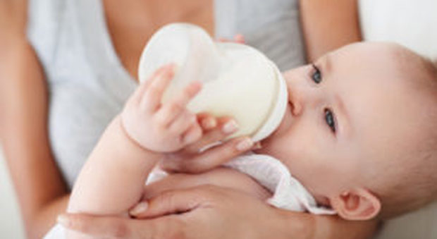 Coronavirus a Napoli: famiglia in difficoltà, i carabinieri portano il latte per la neonata e una lavatrice