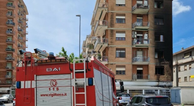 Incendio nel palazzo del bar Napoli, dieci famiglie in fuga