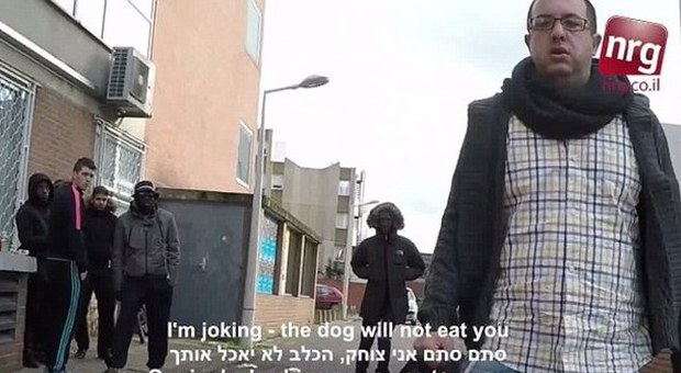 Il giornalista ebreo cammina con la kippah: 10 ore di molestie, insulti e sputi