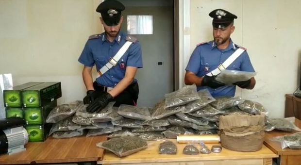 La droga sequestrata dai carabinieri nella zona di piazza Gasparri