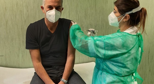 Il sindaco-medico di Calvizzano si vaccina e lancia l'appello: «Fatelo tutti»